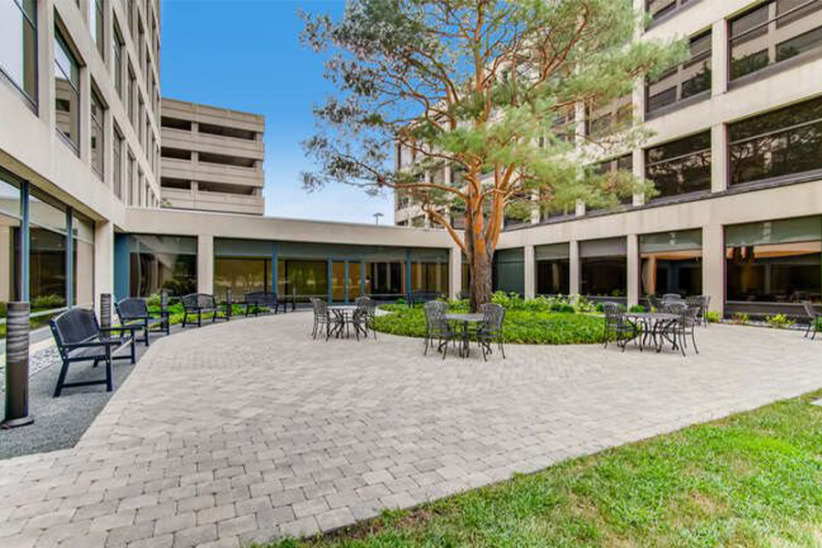 Office-evolution-outdoor-courtyard-building-entrance.