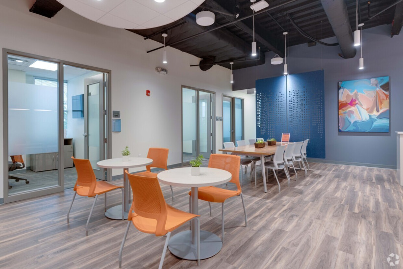 Modern office coworking space with meeting areas and vibrant decor | Office Evolution.
