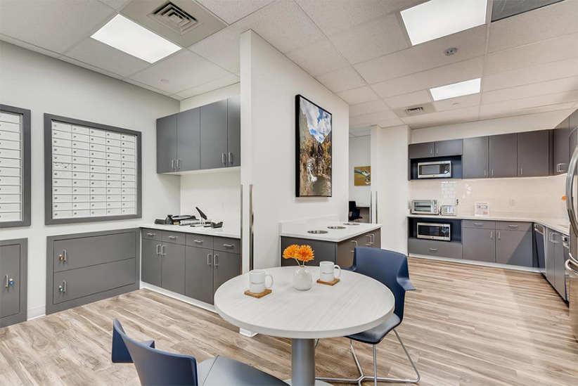Modern coworking space kitchen area with amenities at Office Evolution for remote workers and entrepreneurs.
